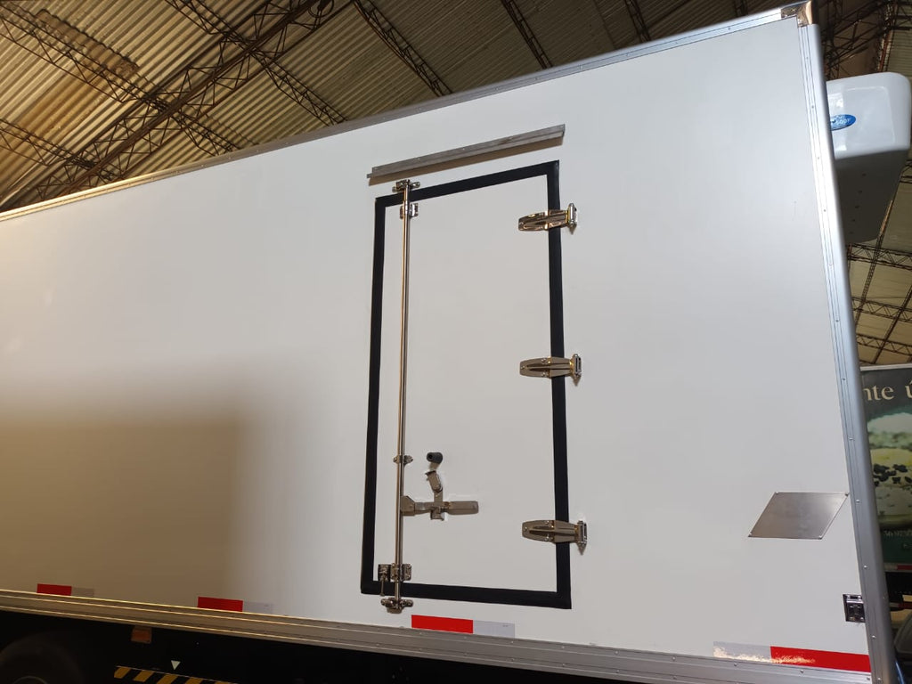 Carrocería térmica, panel de 80mm poliuretano, piso aluminio acanalado y puerta lateral.