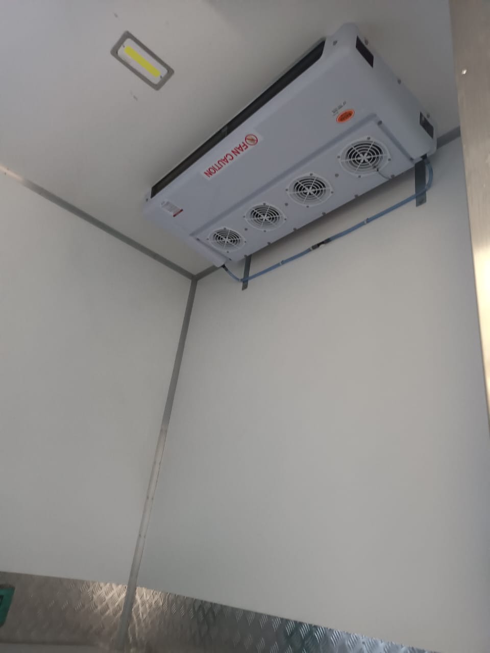 Carrocería térmica, panel de 80mm poliuretano, piso aluminio acanalado y puerta lateral.