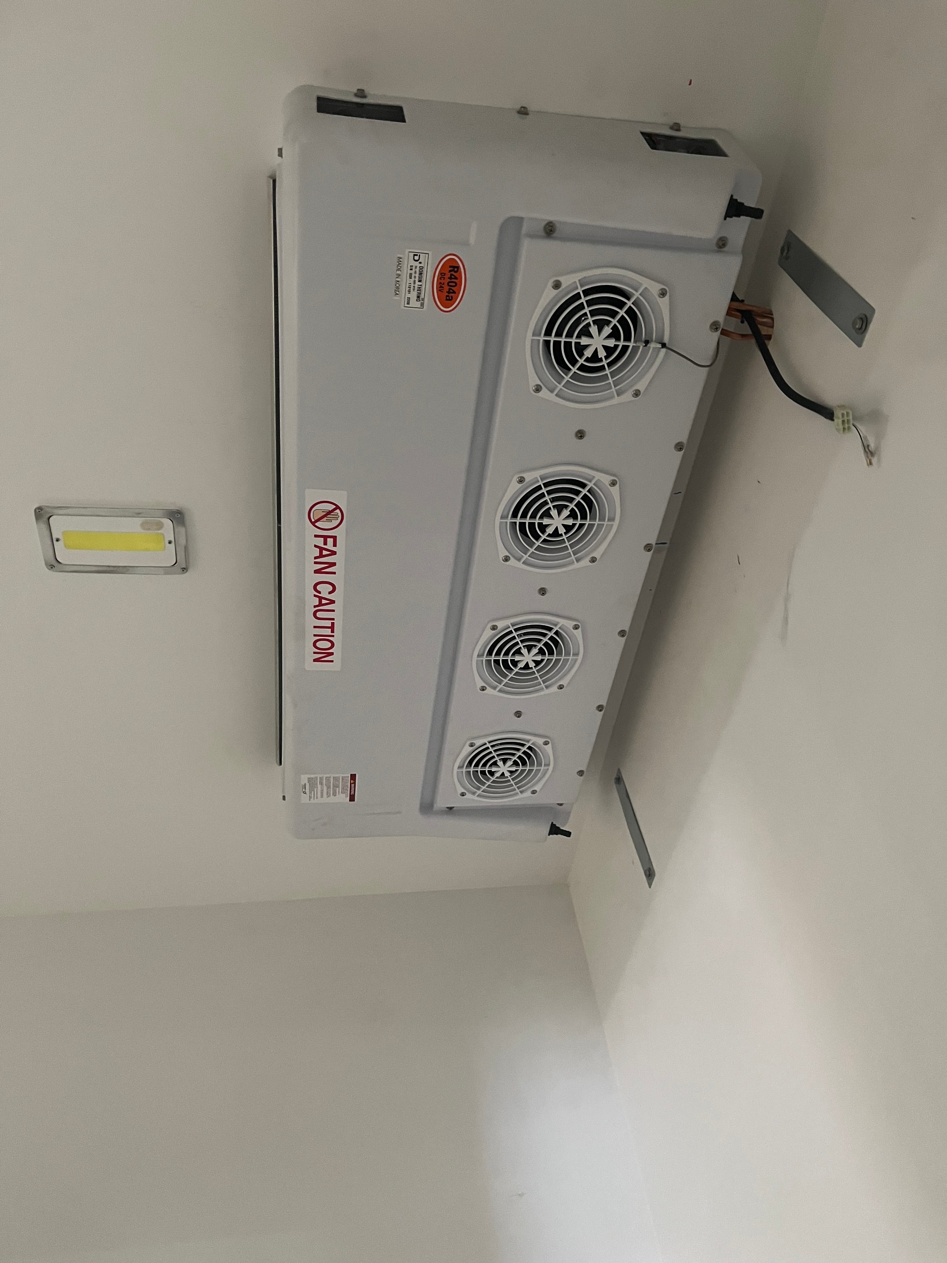 Carrocería térmica, panel de 80mm poliuretano, piso aluminio acanalado y puerta lateral.